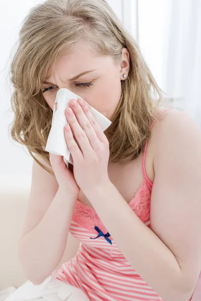 Niña enferma con gripe sonándose la nariz — Foto de Stock