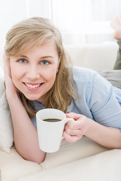 Roztomilá mladá dáma s šálkem kávy — Stock fotografie