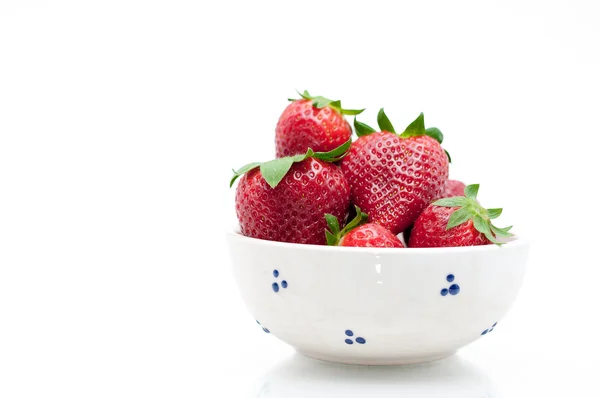 Frische Erdbeeren in Schüssel — Stockfoto