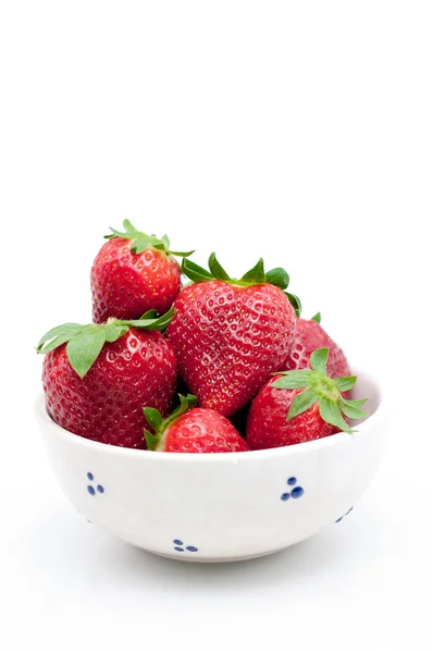 Frische Erdbeeren in Schüssel — Stockfoto