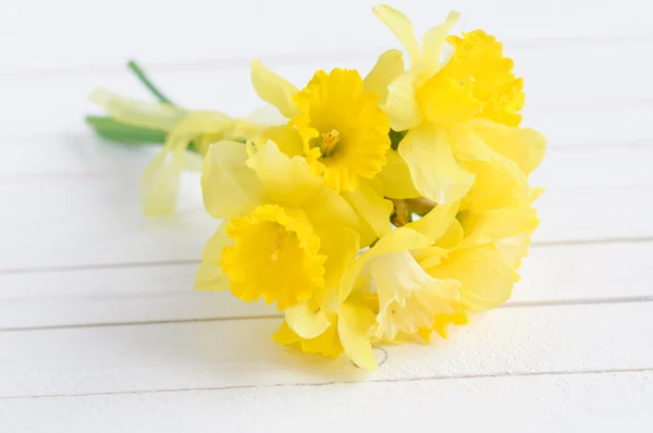 Kytice žlutých zapůjčené Lily (Narcis) na bílém pozadí — Stock fotografie