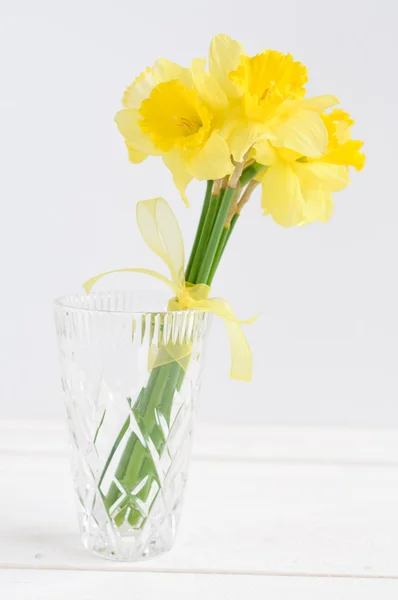 Bukiet żółty dodawało lilia (żonkil) na białym tle — Zdjęcie stockowe
