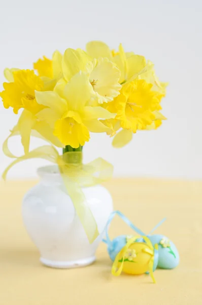 Hermosos narcisos en un jarrón —  Fotos de Stock