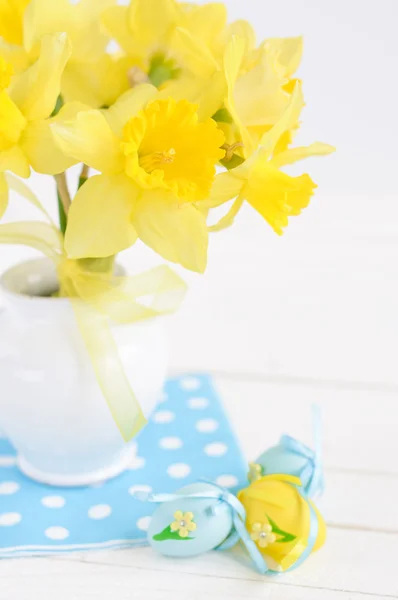 Hermosos narcisos en un jarrón —  Fotos de Stock