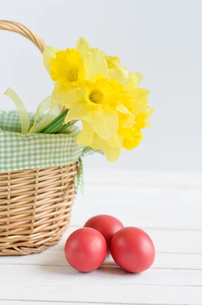 흰색 나무 바탕에 부활절 달걀으로 봄 꽃 — 스톡 사진