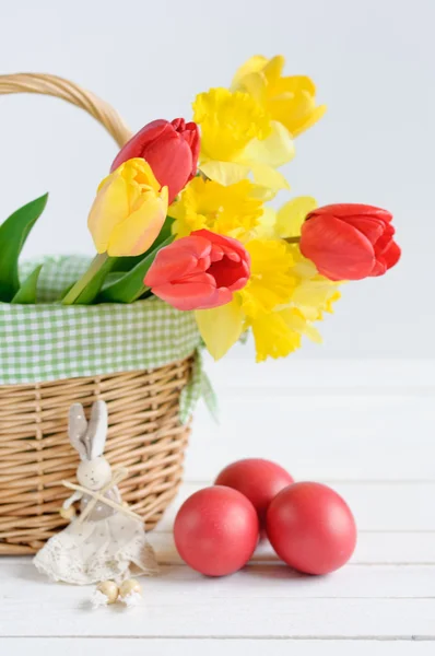 튤립과 수 선화 바구니에 색된 달걀 — 스톡 사진