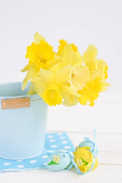 Ramo de lirio amarillo (narciso) en cubo azul —  Fotos de Stock