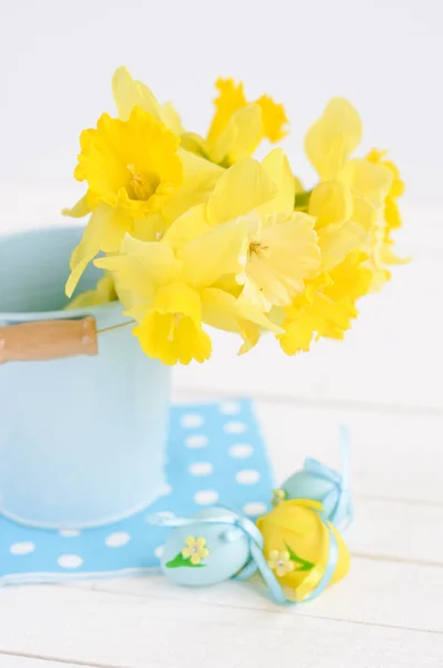 파란색 양동이에 노란색 빌려준된 릴리 (수 선화)의 꽃다발 — 스톡 사진