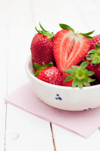 사 발에서 신선한 딸기 — 스톡 사진