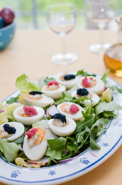 Gekookte eieren met rode en zwarte kaviaar op Pasen tafel — Stockfoto
