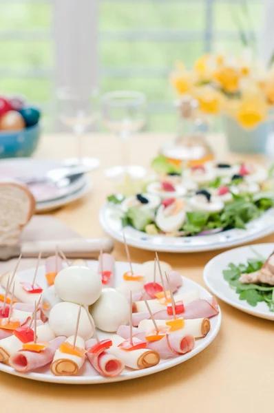 Œufs durs avec caviar rouge et noir sur la table de Pâques — Photo
