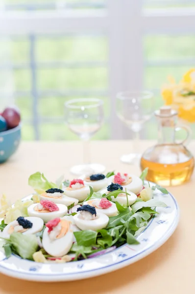 Telur rebus dengan kaviar merah dan hitam di atas meja Paskah — Stok Foto