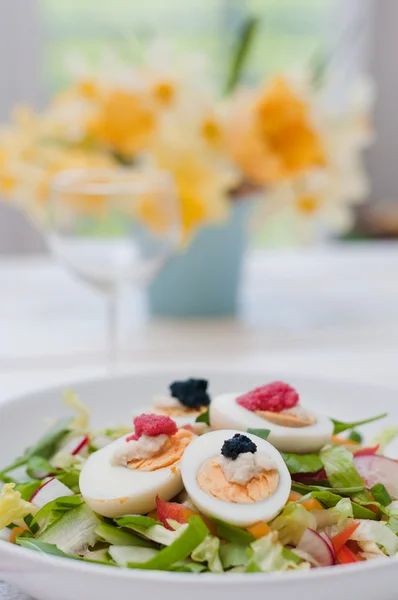 Gekochte Eier mit rotem und schwarzem Kaviar — Stockfoto