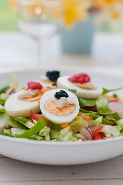 Huevos cocidos con caviar rojo y negro —  Fotos de Stock