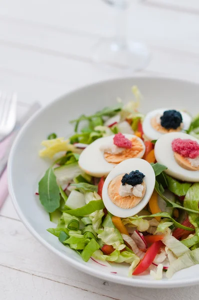 Huevos cocidos con caviar rojo y negro — Foto de Stock