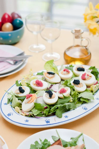 Telur rebus dengan kaviar merah dan hitam di atas meja Paskah — Stok Foto