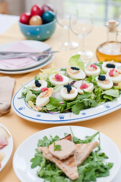 Kokta ägg med röd och svart kaviar på påsk bord — Stockfoto