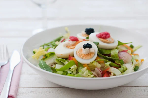 Huevos cocidos con caviar rojo y negro — Foto de Stock