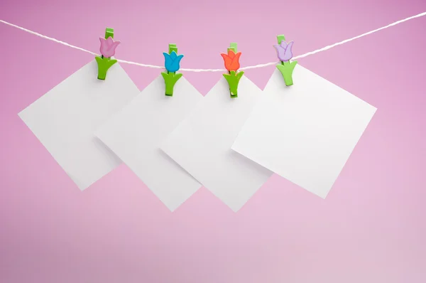 Nota em branco pendurado no varal — Fotografia de Stock