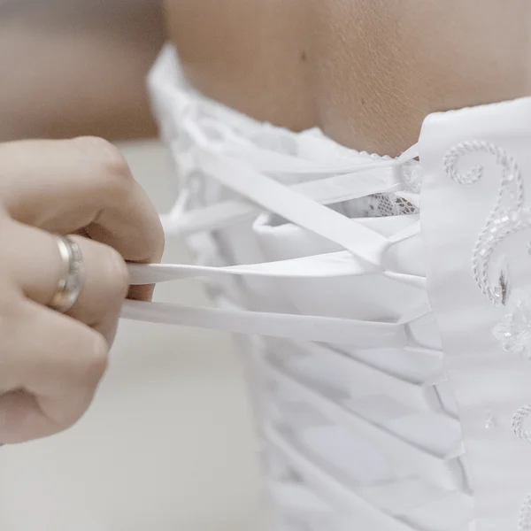 Preparação do vestido de noiva para o casamento — Fotografia de Stock