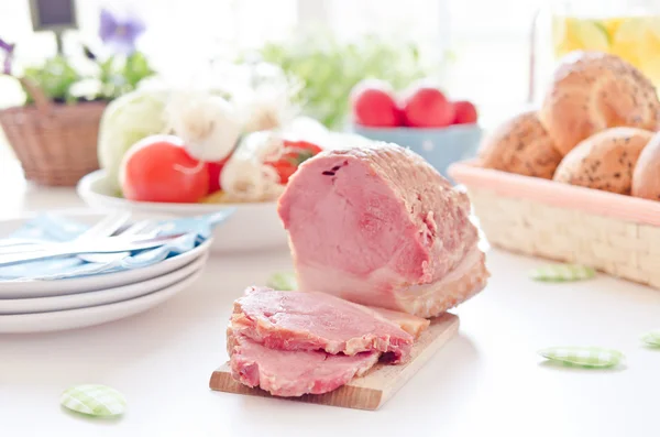 Ham op een tafel — Stockfoto