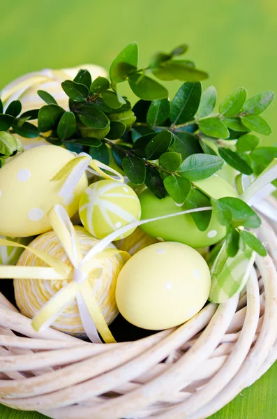 Värikkäitä pääsiäismunia — kuvapankkivalokuva