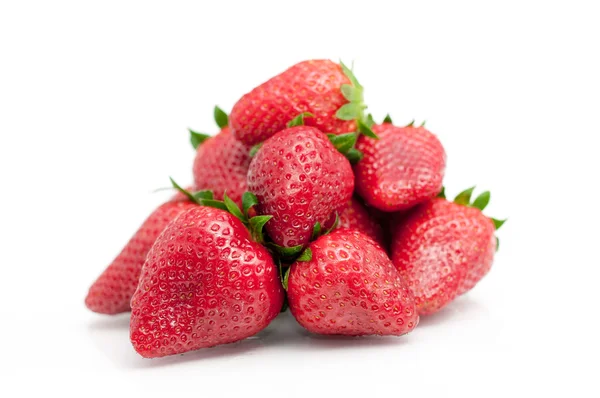 Erdbeeren isoliert über weißem Hintergrund — Stockfoto