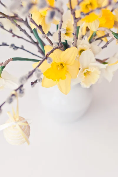 Flores de primavera com ovos de Páscoa — Fotografia de Stock