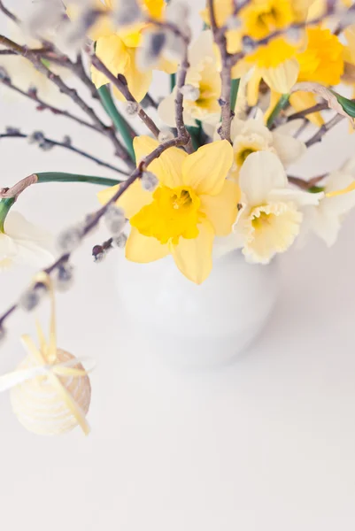 Lentebloemen met Pasen eieren — Stockfoto