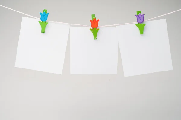 Boş Not clothesline üzerinde asılı — Stok fotoğraf