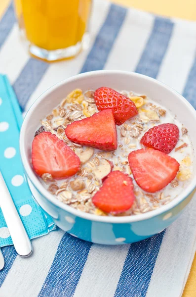 Breakfast with fresh muesli and orange juice — Stock Photo, Image