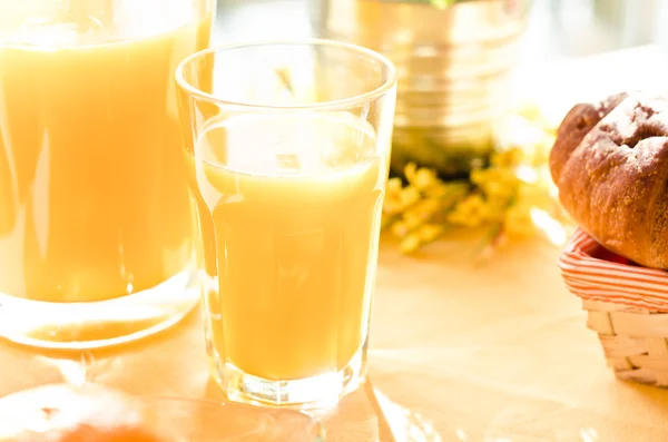 Glasses of orange juice and fruits — Stock Photo, Image
