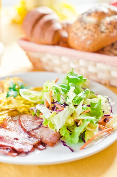 Scrambled eggs and bacon — Stock Photo, Image