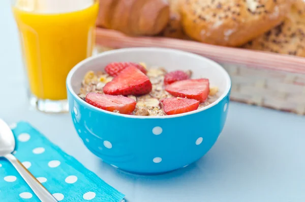 Breakfast with fresh muesli and orange juice — Stock Photo, Image