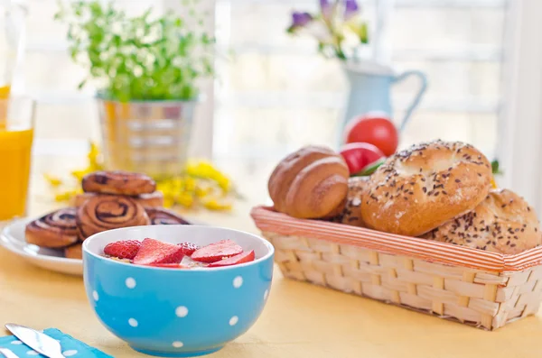 Ontbijt met verse muesli en jus d'orange — Stockfoto