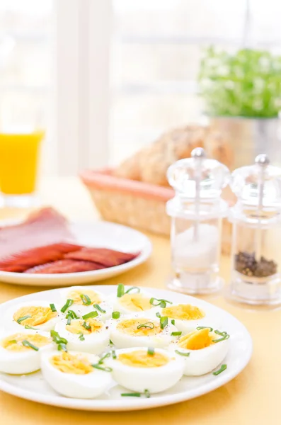 Gekookte eieren op plaat — Stockfoto