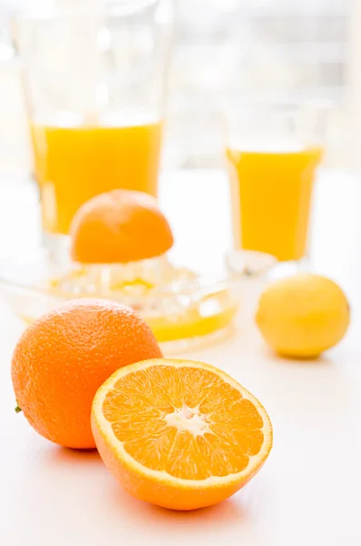 Окуляри апельсинового соку та фруктів — стокове фото