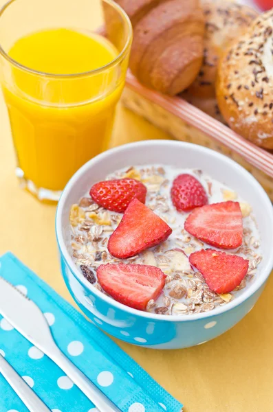 Breakfast with fresh muesli and orange juice — Stock Photo, Image