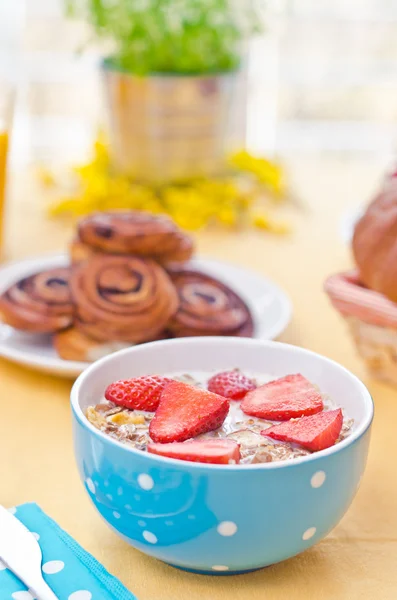 Breakfast with fresh muesli and orange juice — Stock Photo, Image