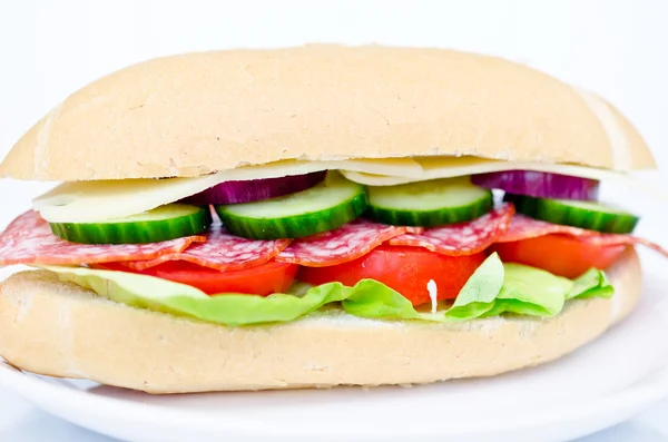 Sándwich grande con verduras frescas —  Fotos de Stock