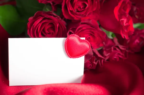 お祝いの言葉のための空白のカードとバラの花束. ストック画像
