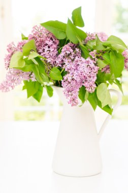 Güzel vazo içinde Lila demet