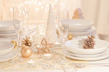 dekore edilmiş bir Noel yemek masası
