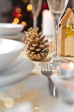 Şampanya kadehli süslü bir Noel yemeği masası.