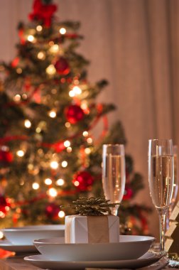 Şampanya kadehli süslü bir Noel yemeği masası.