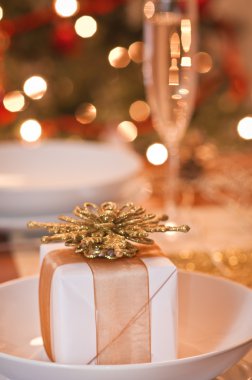 Yılbaşı için güzel altın yer ayarı