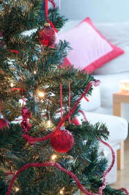 Noel ağacı parlaklık tarafından yaktı bir oturma odası