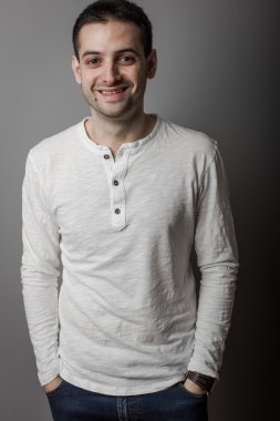 genç adam portresi güleryüzlü