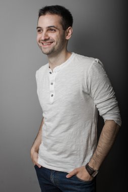 genç adam portresi güleryüzlü