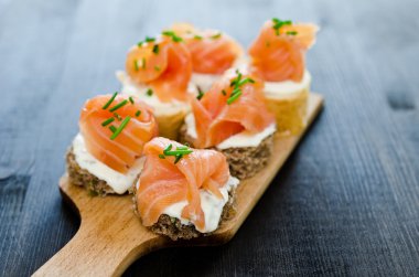 füme somon ve krem peynirli kanepeler